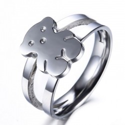 Anillo de mujer fabricado en acero de titanio de color plateado diseñado con un oso