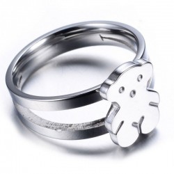 Anillo de mujer fabricado en acero de titanio de color plateado diseñado con un oso