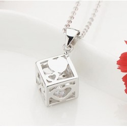 Collar plateado con...