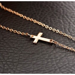 Collar bañado en oro con cruz