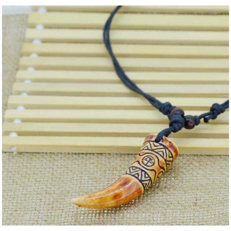 Collar con cordón ajustable y colgante talismán imitación hueso
