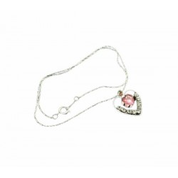 Clásico collar de acero color plata diseño corazón con grán piedra central rosa y pequeños cristales blancos