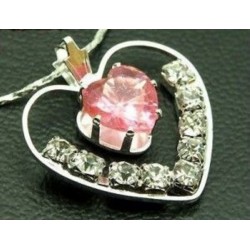 Clásico collar de acero color plata diseño corazón con grán piedra central rosa y pequeños cristales blancos