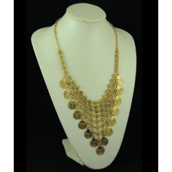 Collar largo de acero color oro diseñado con monedas pequeñas