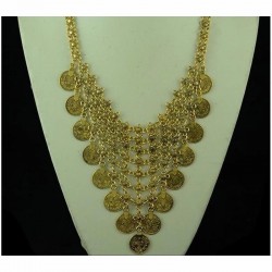 Collar largo de acero color oro diseñado con monedas pequeñas