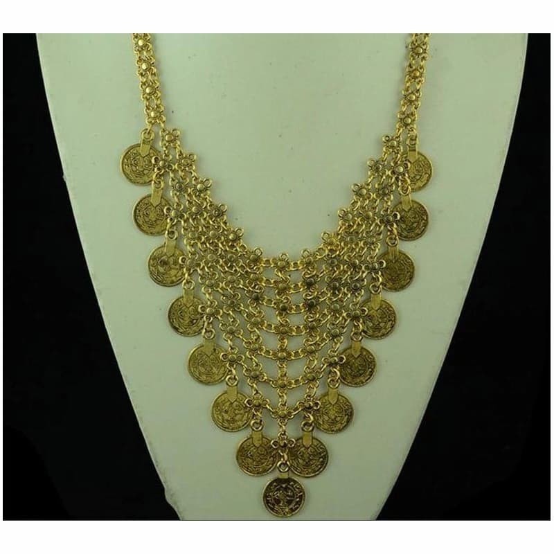 Collar largo de acero color oro diseñado con monedas pequeñas
