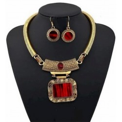 Impresionante Conjunto dorado de collar y pendientes con piedras rojas y blancas