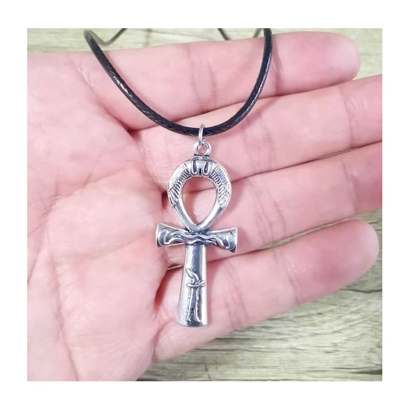 Colgante de la cruz de la vida Ankh egipcia bañado en plata con cadena de eslabones finos.