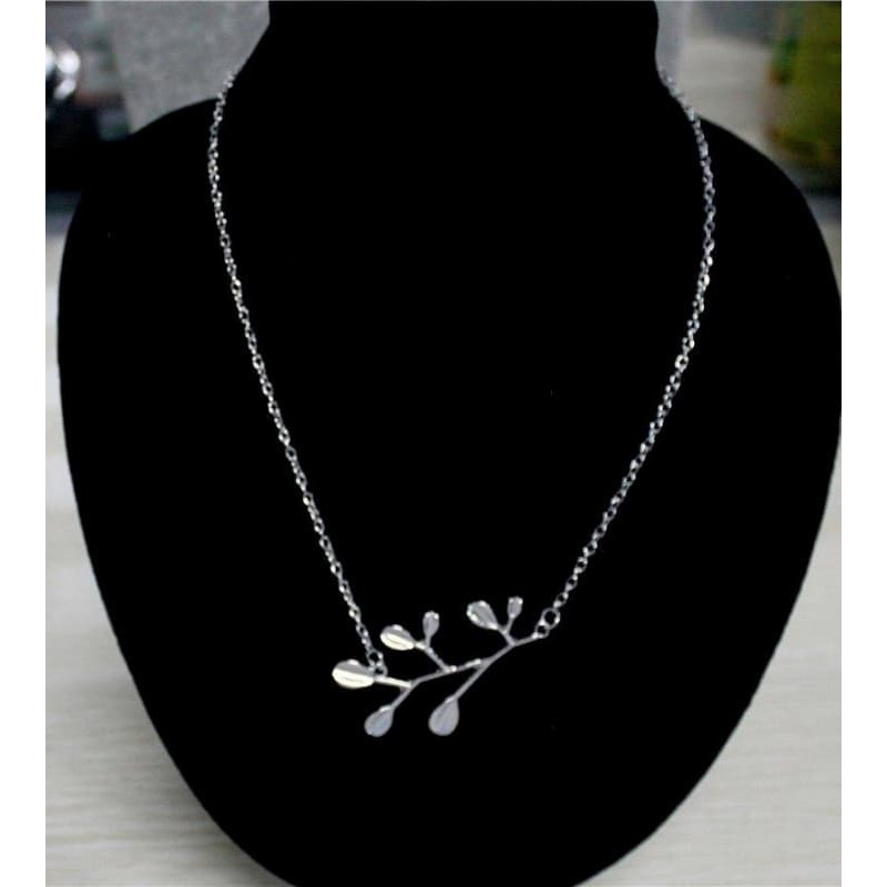 Collar de acero inoxidable para mujer con colgante en forma de rama con hojas detalladas y acabado pulido.