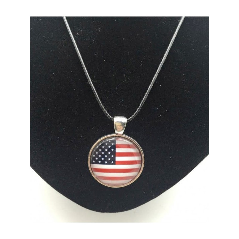 Collar de acero inoxidable unisex con colgante rectangular de la bandera de Estados Unidos y acabado pulido.