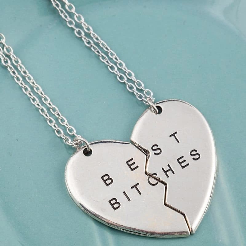 Collar de acero con baño de plata de ley para mujer con colgante de temática mística para compartir con amigas.