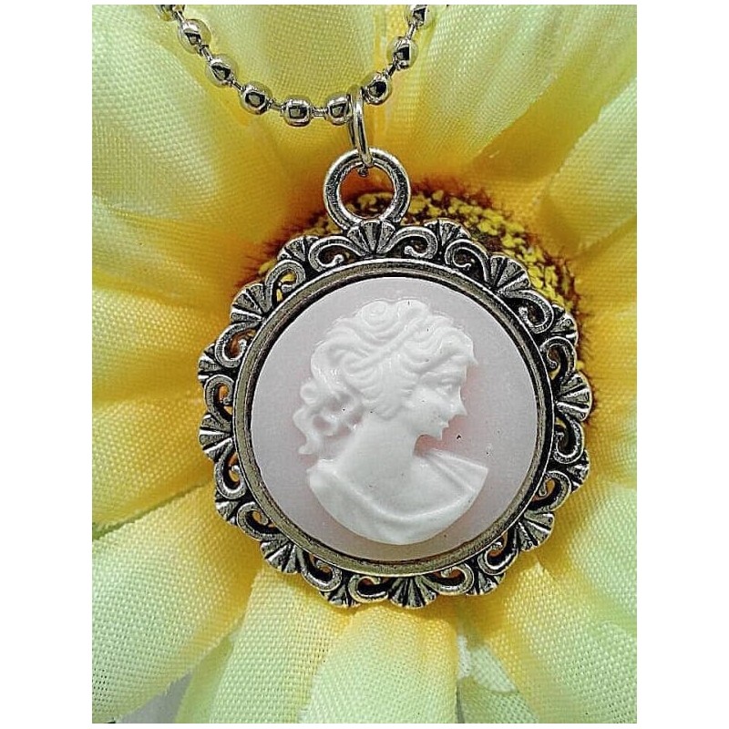 Collar de acero inoxidable para mujer con colgante circular tipo camafeo y relieve de rosa blanca sobre fondo negro.
