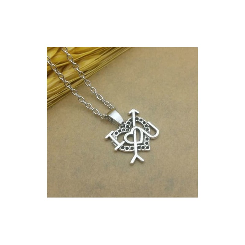 Collar de acero inoxidable con colgante de texto "Te Amo" en caligrafía elegante y acabado plateado brillante.