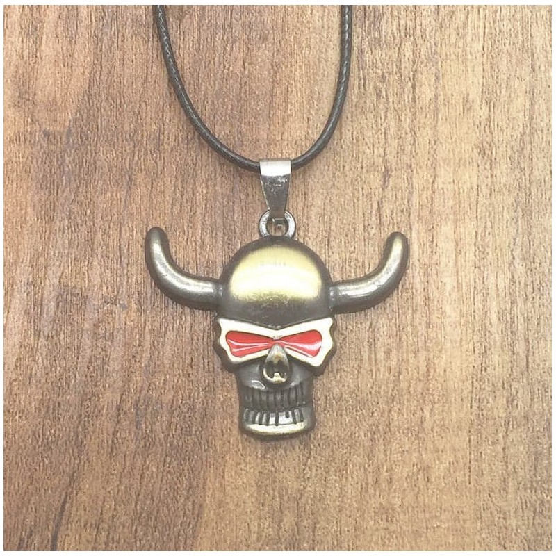 Collar con colgante de calavera detallada en color bronce con acabado satinado y cadena a juego.