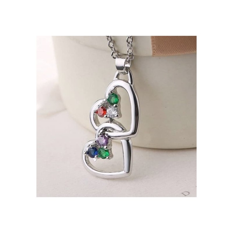 Collar colgante con dos corazones entrelazados en acabado plata brillante sobre una cadena fina de acero.
