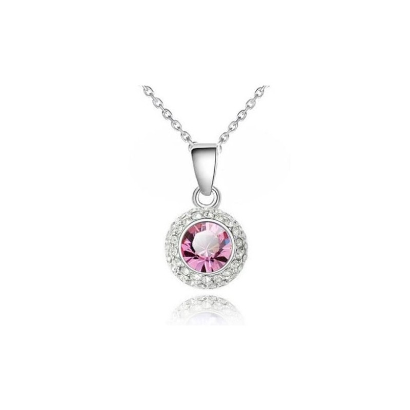 Collar de cadena fina plateada con colgante circular que sostiene una piedra de cristal en tono rosa suave.