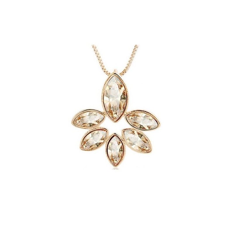 Collar de cadena fina dorada con colgante de cristal blanco brillante de corte facetado que refleja la luz de forma elegante.