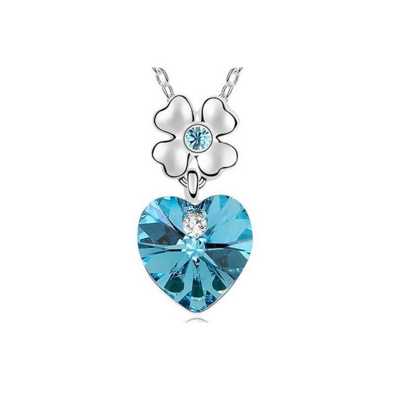 Collar de cadena plateada con un colgante en forma de corazón que alberga una piedra de cristal azul profundo facetada.