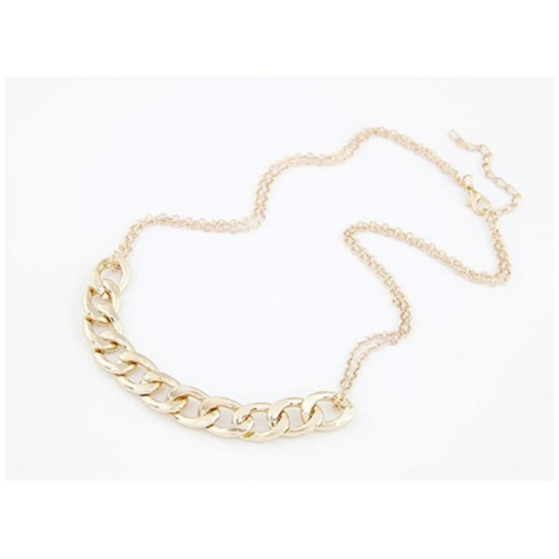 Collar de cadena de eslabones finos con acabado dorado brillante, un diseño clásico y versátil para cualquier ocasión.