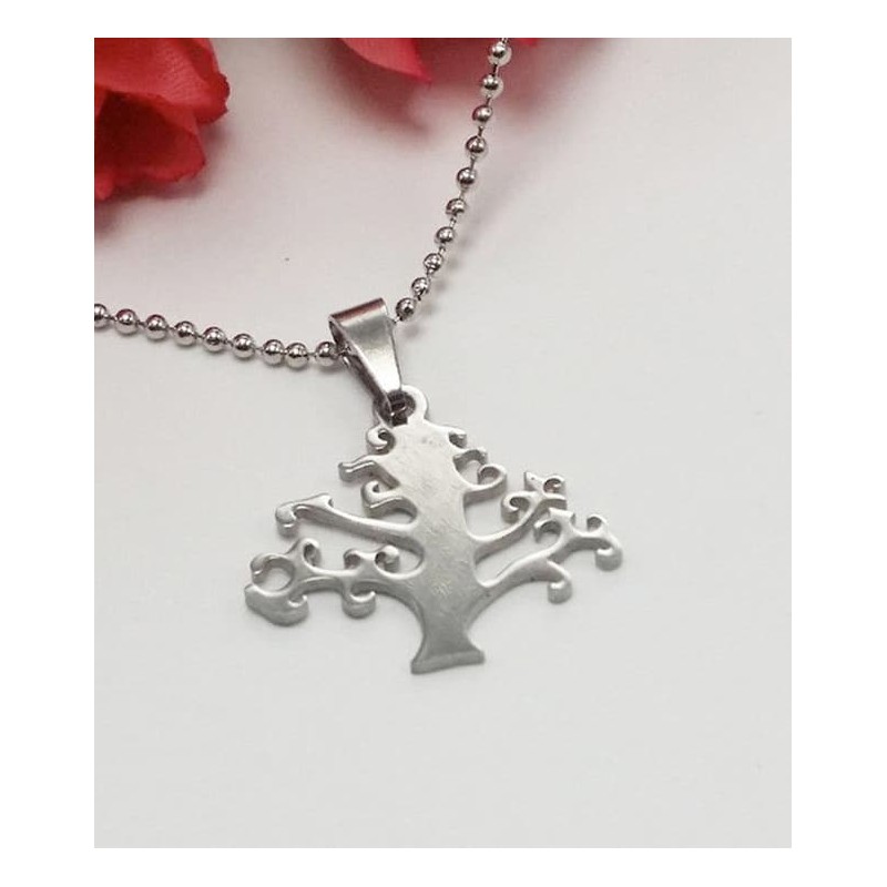 Collar de acero inoxidable con un colgante circular que muestra la silueta calada de un árbol de la vida con ramas extendidas.