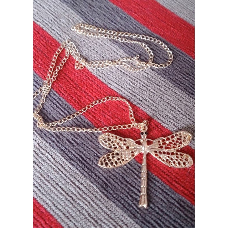 Collar de acero para mujer diseño de insecto con Libélula chapada en oro 9k