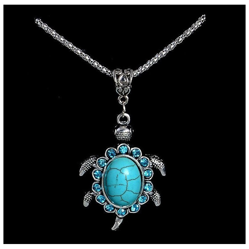 Collar de estilo vintage con un colgante ovalado de turquesa rodeado de grabados ornamentales y pequeños cristales brillantes.
