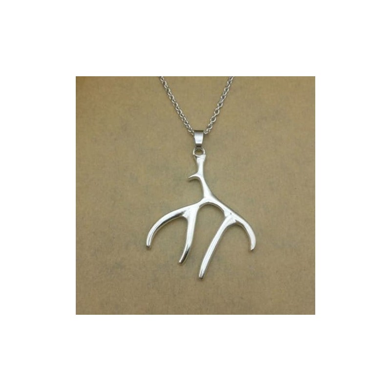 Collar plateado con un colgante detallado que representa la silueta de un asta de ciervo con acabado pulido y brillante.