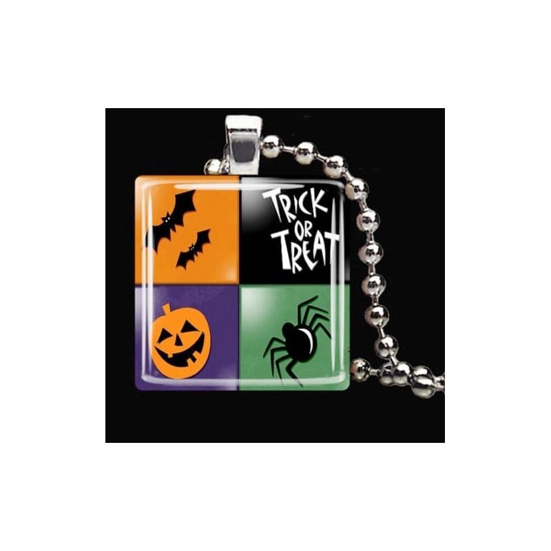 Collar plateado con un colgante esmaltado de diseño circular que incluye motivos clásicos de Halloween y la frase Truco o Trato.
