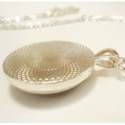 Collar con cadena chapada en plata de 50 cm de largo y colgante cabujon estrella pentagonal
