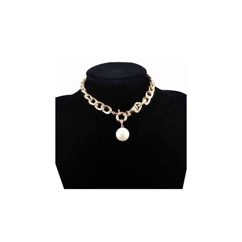 Collar de cadena fina plateada en acero inoxidable con una perla blanca esférica suspendida como colgante central.