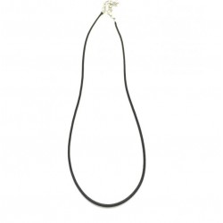 Collar con un colgante de acero inoxidable de superficie pulida y brillante, con un acabado técnico e impecable.