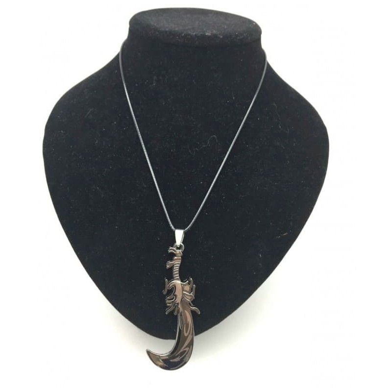 Collar de cadena de acero plateado con un colgante detallado en forma de espada de estilo clásico con empuñadura decorada.