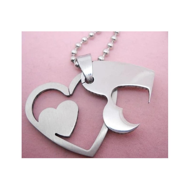 Collar de cadena fina de acero plateado con un colgante central en forma de corazón liso con acabado brillante de espejo.