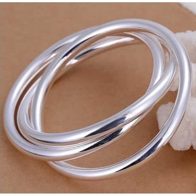 Pulsera tipo esclava de acero inoxidable para mujer con eslabones planos, chapado en plata técnica y acabado pulido espejo.