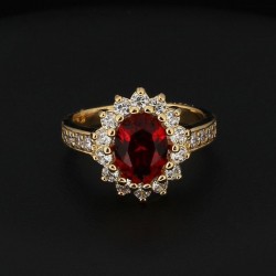 Anillo de mujer diseñado con gran piedra roja central y circonitas blancas chapado en oro 14k