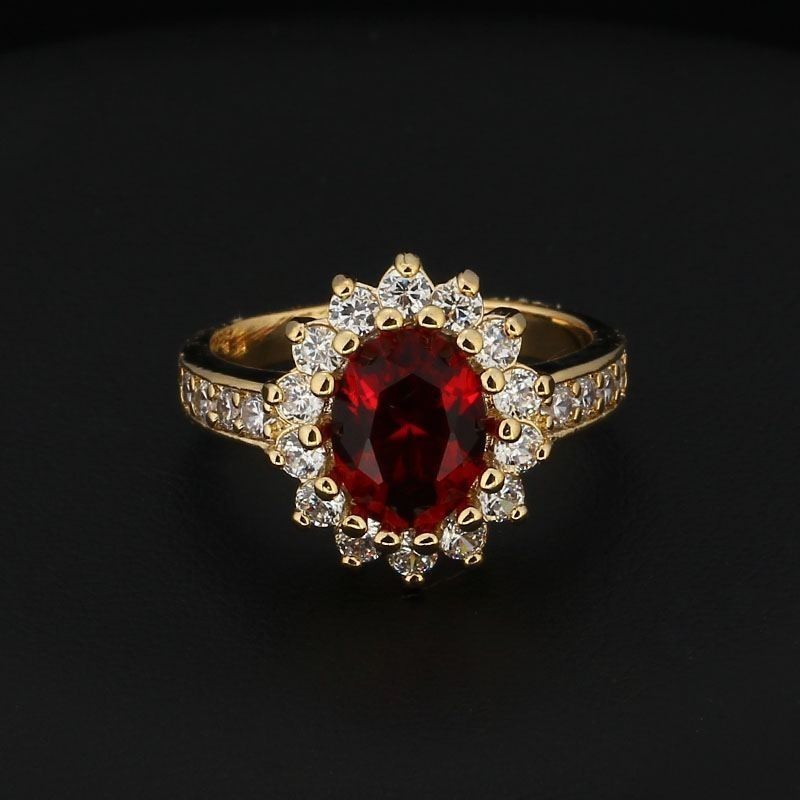 Anillo de mujer diseñado con gran piedra roja central y circonitas blancas chapado en oro 14k
