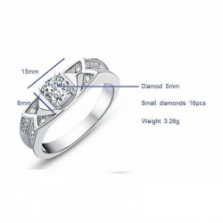 Anillos chapados en plata diseñados con un grán diamante artificial y pequeñas circonitas blancas