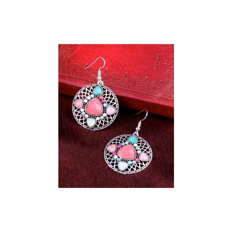 Pendientes de aro decorados con piedras de cristales multicolor tallados, diseño vibrante y moderno.