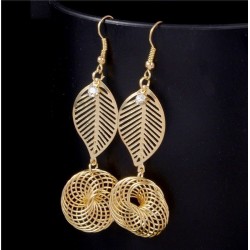 Pendientes largos dorados...