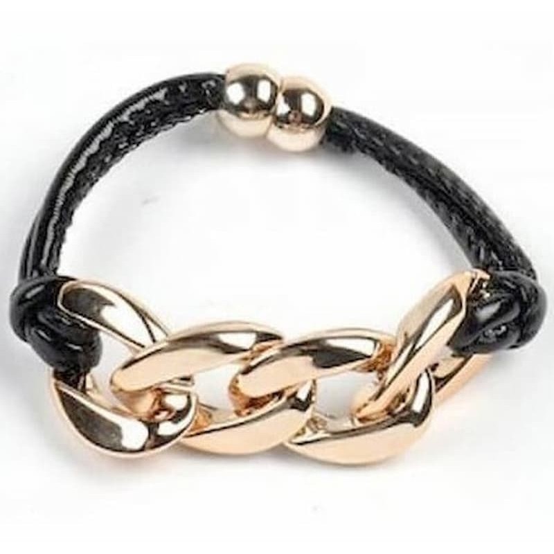 Brazalete de eslabones grandes de acero dorado entrelazados con tiras de piel negra.