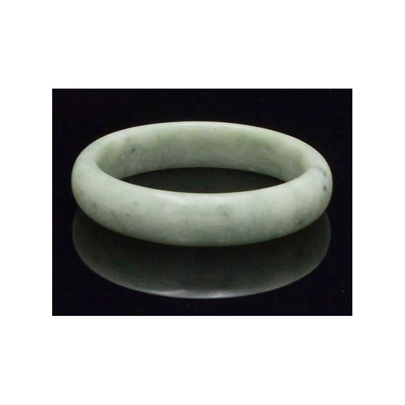 Pulsera rígida de resina pulida con acabado efecto jade verde natural y vetas translúcidas.