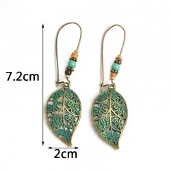 Pendientes largos diseñados con hojas color verde estilo retro