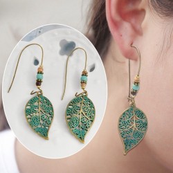 Pendientes largos diseñados con hojas color verde estilo retro