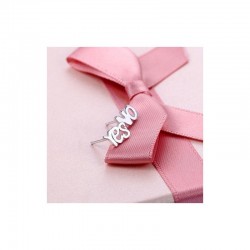 Bisutería con aretes personalizados bañados en plata de ley con diseño exclusivo