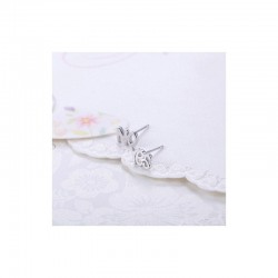 Bisutería con aretes personalizados bañados en plata de ley con diseño exclusivo