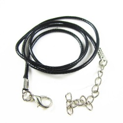 Collar fabricado de acero inoxidable 316 con diseño de flor de Lis y cordón de piel