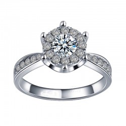 Asequible anillo chapado en plata para boda con cristales blancos