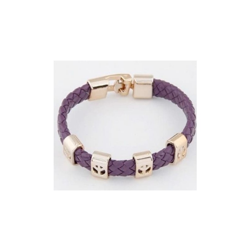 Pulsera de cuero color violeta con cierre y adornos de acero inoxidable en color dorado brillante.