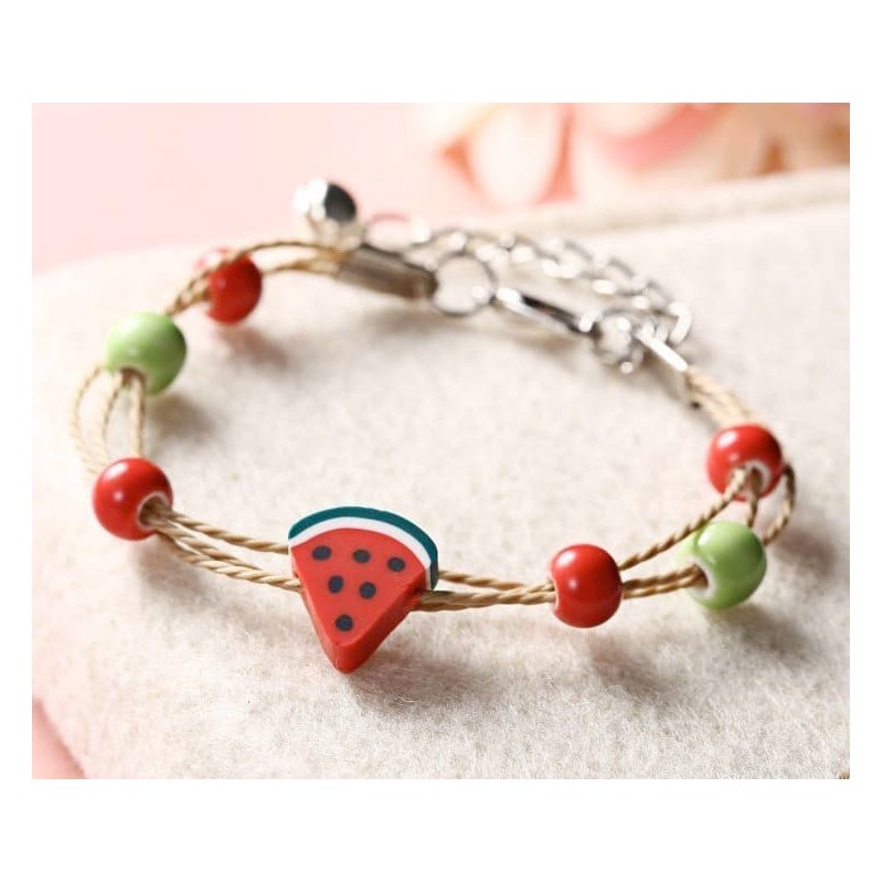 Pulsera de mujer compuesta por cuentas esféricas alternas en colores rojo intenso y verde bosque.