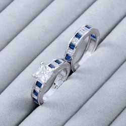 Par de anillos de acero chapado oro blanco con piedras símil zafiro en Talla 17